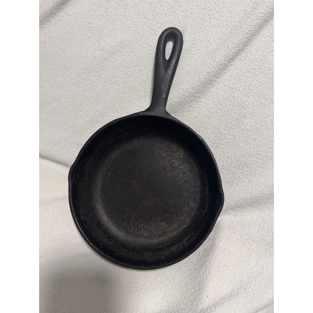 Vintage Unmarked Cast Iron Skillet No 3 with Heat Ring and Pour Spouts 6.5 Inch